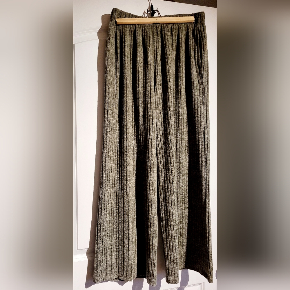 NWT **SET Dear Scarlett Women's Green Sweater Pant Set - Picture 2 of 6